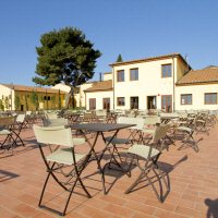 Terras met tafels en stoelen